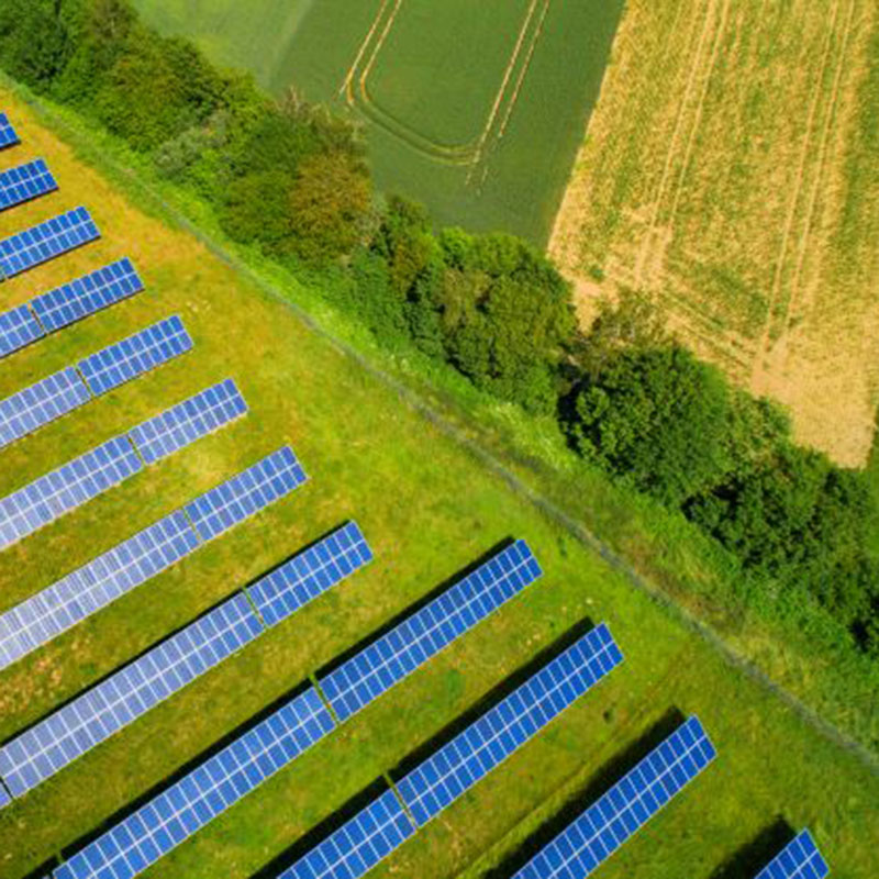 太陽能發電系統，用以投射ESG投資策略與可持續能源的關係